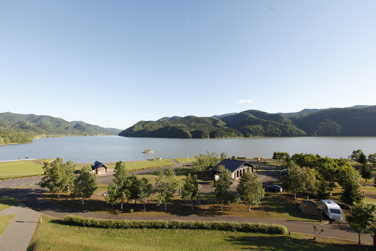 北海道：【滝里湖オートキャンプ場】別荘気分を味わえる！湖と山々に囲まれた、静かで悠々としたキャンプ場！